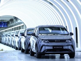 \"BYD\" تصعد لمستوى قياسي وتتحدى \"تسلا\"