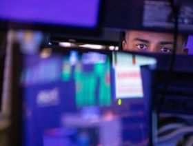 متداول في بورصة نيويورك للأوراق المالية (NYSE) في نيويورك، الولايات المتحدة - المصدر: بلومبرغ