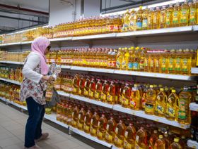 سيدة تنتقي زجاجات زيت الطهي في أحد المتاجر بمنطقة المقطم في القاهرة، مصر - بلومبرغ