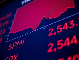 لوحة تعرض بيانات مؤشرات الأسهم - المصدر: بلومبرغ