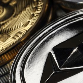مسكوكات رمزية لعملات بتكوين وإيثريوم ولايت كوين المشفرة - بلومبرغ