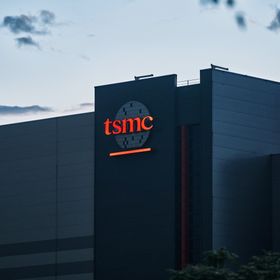 شعار شركة "تايوان سيميكوندوكتور مانوفاكتشورينغ" (TSMC) يعلو مقرها في هسينشو، تايوان - بلومبرغ